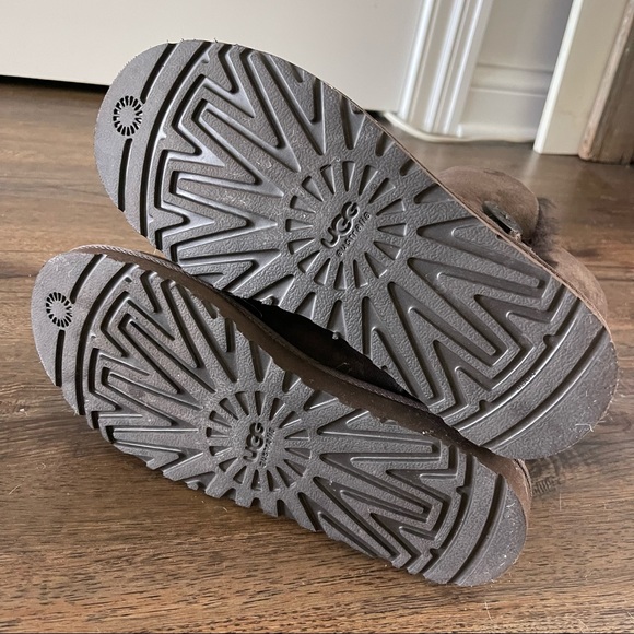 🆕UGG Chocolate Button Boot - Picture 2 of 5